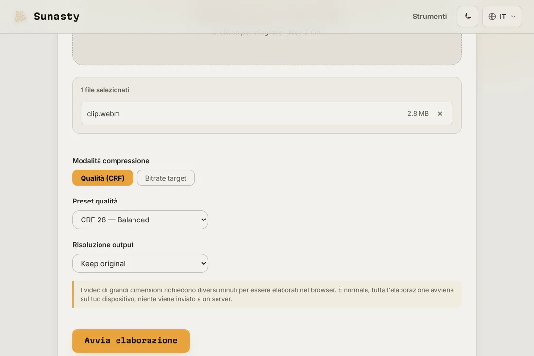 Il compressore video con un clip caricato e le modalità qualità e bitrate visibili