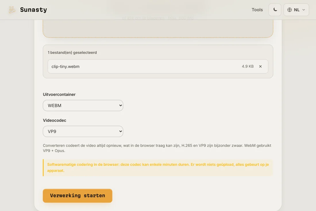De videoconverter met een geladen MP4 en WebM plus VP9 geselecteerd als uitvoeropties
