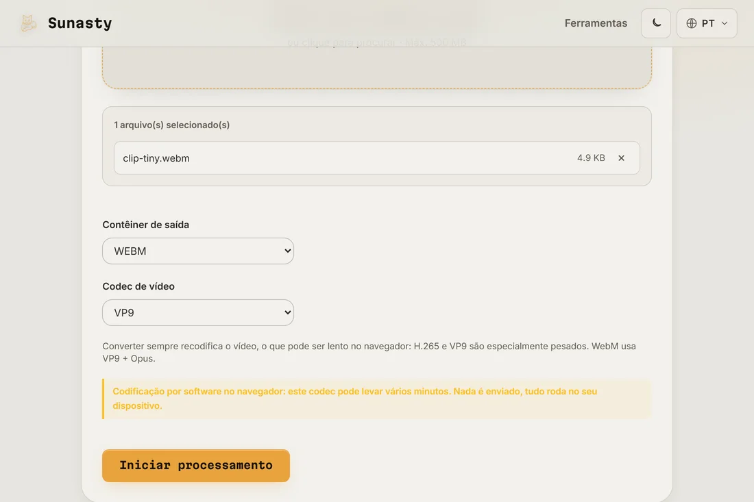 O conversor de vídeo com um MP4 carregado e WebM mais VP9 selecionados como opções de saída