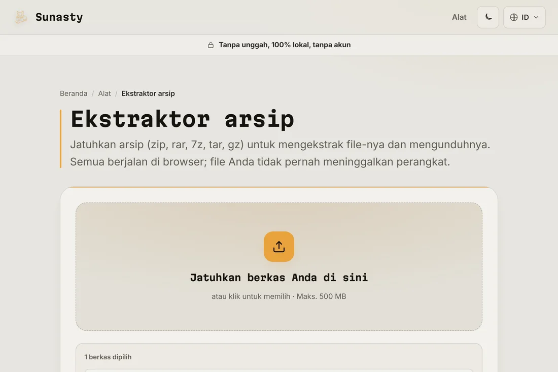 Ekstraktor arsip dengan contoh file .zip yang dijatuhkan ke area unggah, siap diekstrak