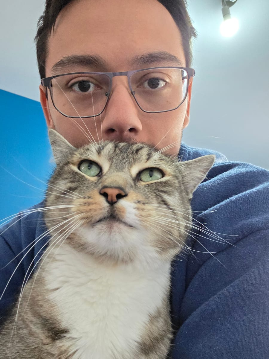 Bastien, el creador de Sunasty, con su gato, el que inspiró el logo.